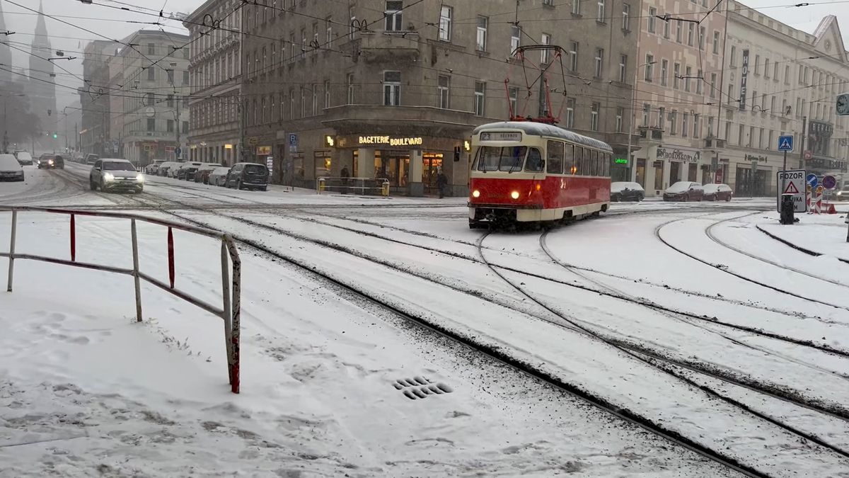 Pojďte, pojďte! Řidič autobusu uvízlého v centru Prahy povzbuzoval cestující, aby tlačili